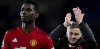 Solskjaer (dir.) assumiu o United no lugar de Mourinho, e Pogba (esq.) brilhou