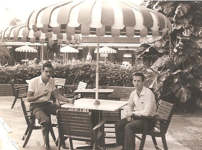 Valdemar Carabina e Valdir Joaquim de Moraes em uma mesa, junto à piscina de hotel russo, em 1966. Foto: arquivo pessoal de Valdir Joaquim de Moraes