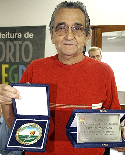 Veja Larry, em maio de 2006, quando os heróis gaúchos do Campeonato Sul-Americano de 1956 receberam justa homenagem do mundo esportivo e político do Rio Grande do Sul. Mas, a CBF, nenhuma atenção deu ao evento.

