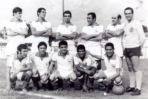 Vejam Picolé em jogo de festa em 1984 na cidade de Sorocaba. Em pé estão Ulisses, Edson Cegonha, João Carlos, zagueiro não identificado, Mário Travaglini e Gylmar; agachados vemos atacante não identificado, Adnan, Picolé, Tupãzinho e Geraldo José.