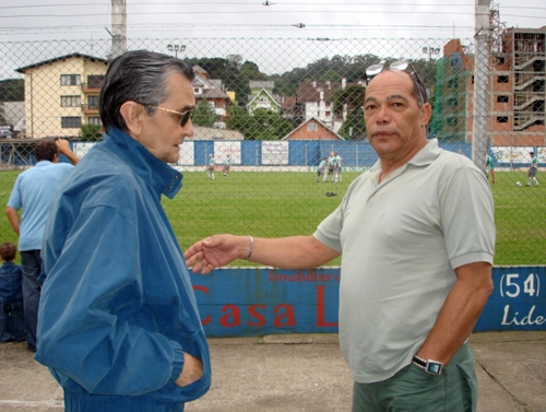 O ex-colorado Larry e o ex-gremista Volmir Massaroca. Eles e outros ex-jogadores foram homenageados em outubro de 2007 pelo Gramado Tênis Clube. 
