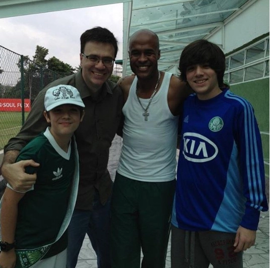 Com os filhos Luca e Gabriel, Mauro posa ao lado do ex-palmeirense Marcos Assunção. Foto: arquivo pessoal de Mauro Beting