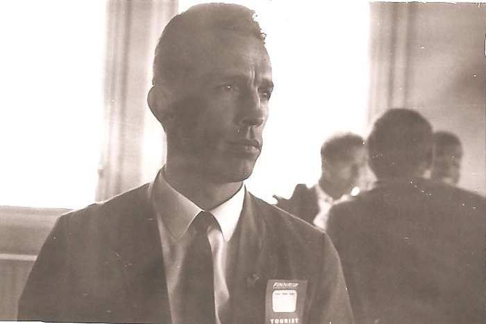 Em 1966, Valdir Joaquim de Moraes preparando-se para embarcar com a Seleção Brasileira. Ao fundo, Flávio Minuano. Foto: arquivo pessoal de Valdir Joaquim de Moraes