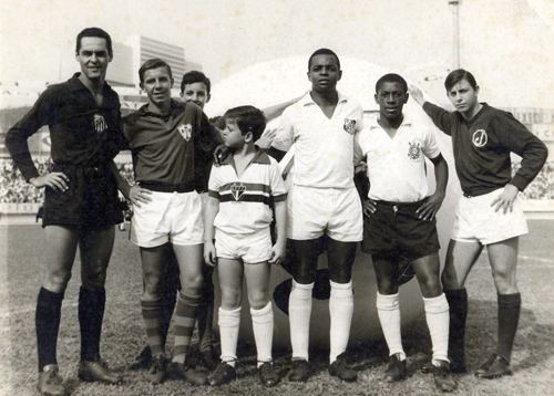 Em 1965, o estádio do Morumbi ainda estava em construção. Atrás o hospital Albert Einstein, um dos mais conceituados da capital paulista. Gylmar dos Santos Neves (o primeiro em pé da esquerda para a direita) e polivalente santista Lima (o quarto em pé) são fotografados com novatas promessas que fizeram partidas preliminares. O jogo de fundo era do sensacional Santos de Gylmar, Lima, Pelé e companhia. 