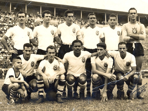 Corinthians no Pacaembu sem tanta gente como de costume com Alan, Homero, Goiano, Idário, Roberto e Gilmar em pé e Cláudio, Luizinho, Baltazar, Rafael e Nonô agachados
