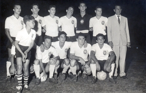 Uma das formações do Corinthians em 1954. Em pé: Alan, Olavo, Valmir, Idário, Gylmar dos Santos Neves e Roberto Belangero. Agachados: Luizinho Pequeno Polegar, Rafael, Paulo Pedra e Boquita. E não é que o mascote 