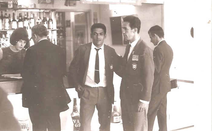 Garrincha e Valdir próximos ao bar do aeroporto de Estocolmo, na Suécia. Foto: arquivo pessoal de Valdir Joaquim de Moraes