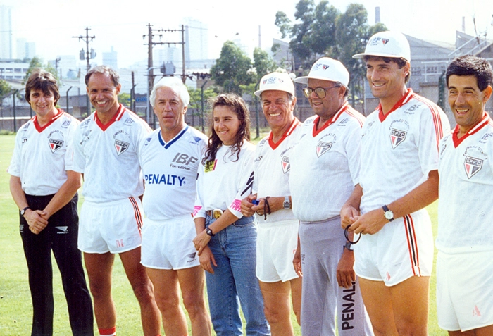 Da esquerda para a direita: Turibio Leite de Barros Neto, Moracy Santana, Valdir Joaquim de Moraes, pessoa não identificada, Telê Santana, o massagista Hélio, Oscar e Altair Ramos. Foto: Arquivo de Valdir Joaquim de Moraes