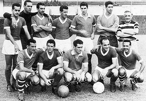 Observem nas golas que a CBD, em 1956, não tinha camisas iguais para todos os jogadores. Em pé: Zito, Gylmar, Formiga, Olavo, Ramiro, Mauro e o roupeiro Serrone (do São Paulo). Agachados: Cláudio, Del Vecchio, Paulo Pedra, Dino Sani e Tite