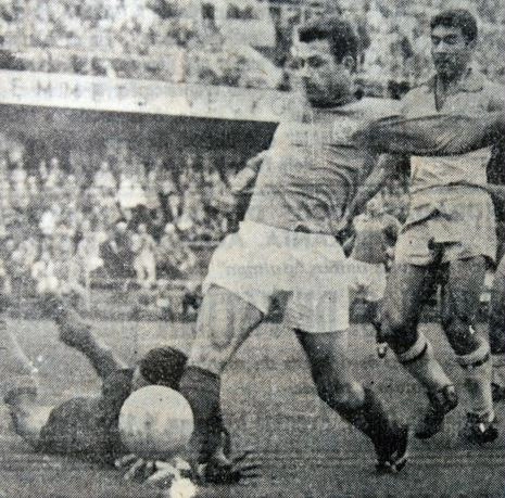 Na semifinal da Copa de 1958, o goleiro Gylmar sofre seu primeiro gol em toda a competição, marcado pelo francês Justin Fontaine. Veja Nilton Santos, atrás do goleador da Gália.