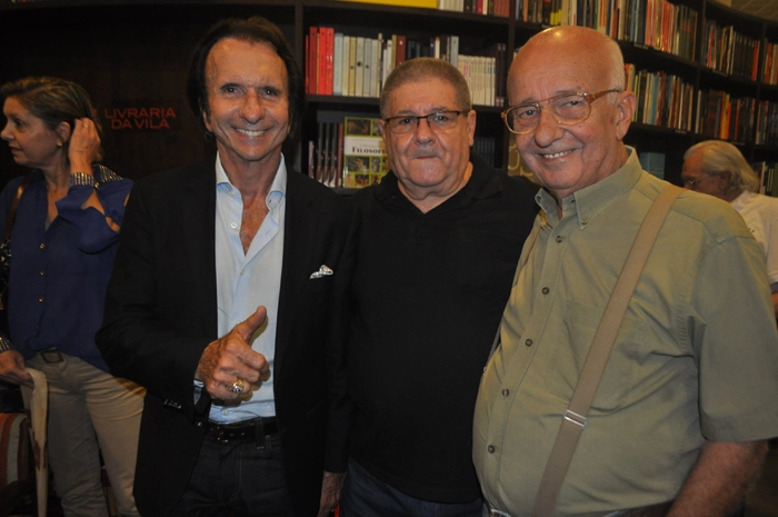 Emerson Fittipaldi e o ex-pilotos Ricardo Di Loreto e Bird Clemente na noite de 24 de fevereiro de 2014, na Livraria da Vila, no Shopping JK, dia em que Reginaldo Leme lançou seu 22º Anuário AutoMotor Esporte. Foto: Marcos Júnior/Portal TT