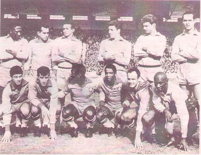 Imagem da Seleção Brasileira em uma malfadada excursão pela Europa no ano de 1963. Em pé: Djalma Santos, Zito, Altair, Roberdo Dias, Eduardo e Gylmar. Agachados: Marcos, Gérson, Pelé, Nei Oliveira, Pepe e o massagista Mário Américo. Foto enviada por Marcus Rouanet Machado de Mello