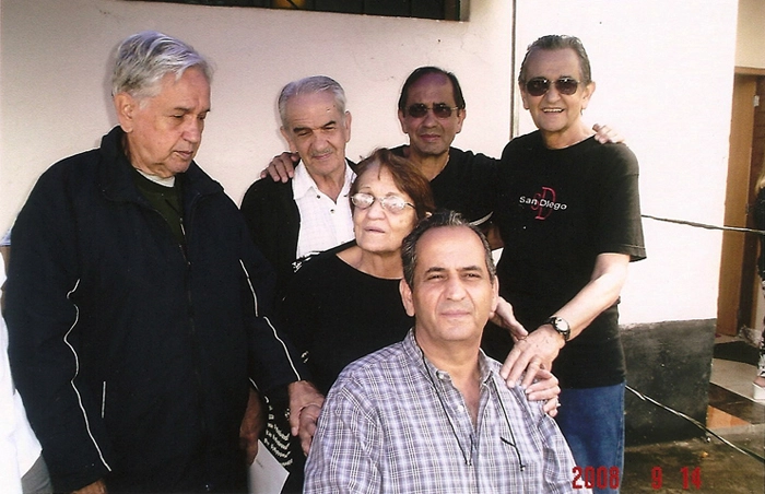 À frente, Jael e seus familiares. O primeiro da direita é seu irmão Larry (ex-centroavante do Internacional). Foto enviada por Gustavo Faria 