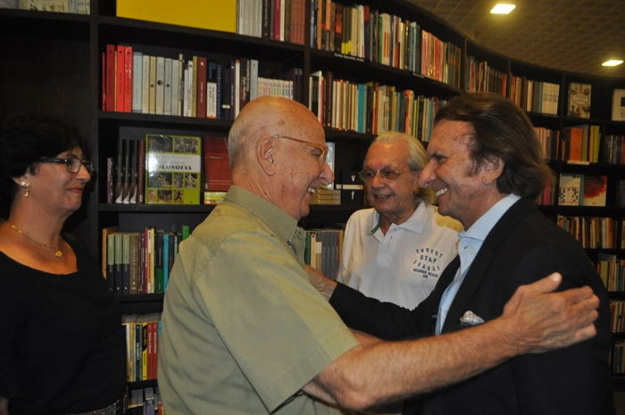 Bird Clemente cumprimenta Emerson Fittipaldi na noite de 24 de fevereiro de 2014, na Livraria da Vila, no Shopping JK, dia em que Reginaldo Leme lançou seu 22º Anuário AutoMotor Esporte. Foto: Marcos Júnior/Portal TT