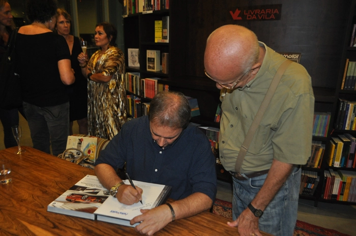 Reginaldo Leme autografa seu Anuário AutoMotor Esporte para Bird Clemente na noite de 24 de fevereiro de 2014, na Livraria da Vila, no Shopping JK, dia em que Reginaldo Leme lançou seu 22º Anuário AutoMotor Esporte. Foto: Marcos Júnior/Portal TT