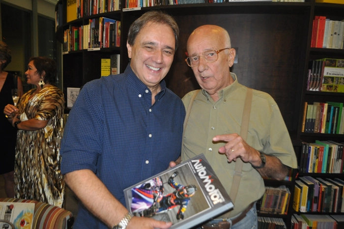 Reginaldo Leme e Bird Clemente na noite de 24 de fevereiro de 2014, na Livraria da Vila, no Shopping JK, dia em que Reginaldo Leme lançou seu 22º Anuário AutoMotor Esporte. Foto: Marcos Júnior/Portal TT