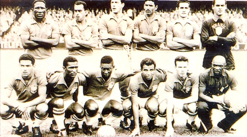 O Brasil de camisa azul na decisão da Copa do Mundo de 1958 contra a Suécia. Com atuação de gala de Pelé, vitória brasileira por 5 a 2 e o primeiro título mundial de nosso país. Em pé estão Djalma Santos, Zito, Bellini, Nilton Santos, Orlando e Gilmar; agachados vemos Garrincha, Didi, Pelé, Vavá, Zagallo e Mário Américo