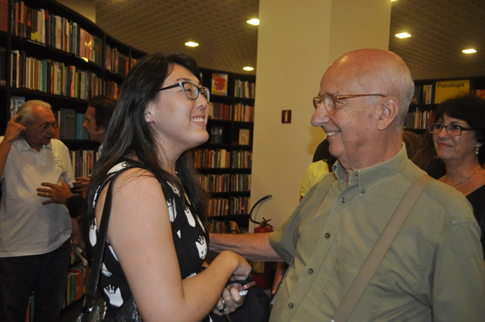 A jornalista Erica HIdeshima e Bird Clemente na noite de 24 de fevereiro de 2014, na Livraria da Vila, no Shopping JK, dia em que Reginaldo Leme lançou seu 22º Anuário AutoMotor Esporte. Foto: Marcos Júnior/Portal TT