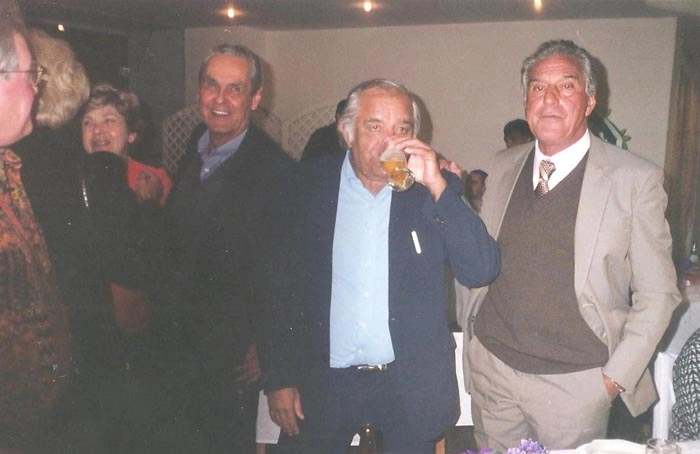 Na confraternização dos veteranos do Palmeiras, Vavá está ao centro, tomando uma cervejinha gelada. À esquerda na foto, Gylmar dos Santos Neves e à direita Valdemar Carabina