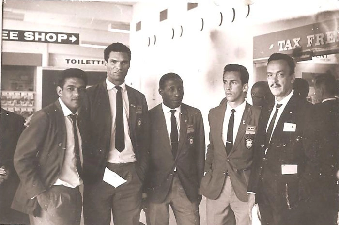 Garrincha, Manga, Djalma Santos, Valdir e rep&oacute;rter que acompanhava a delega&ccedil;&atilde;o brasileira. Foto: arquivo pessoal de Valdir Joaquim de Moraes