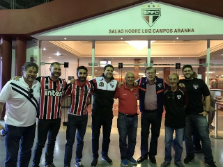 Apresentador vestiu agasalho do Tricolor e foi recebido por amigos. Foto: Reprodu&ccedil;&atilde;o/Twitter
