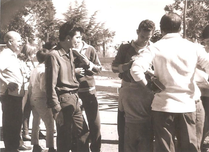 Garotinho, &agrave; direita, aguarda aut&oacute;grafo de Valdir. Foto: arquivo pessoal de Valdir Joaquim de Moraes