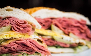 Vai um lanchinho aí? Bar Mortadela Brasil, no box 4 do Mezanino do Mercado Municipal Paulistano, o Mercadão!