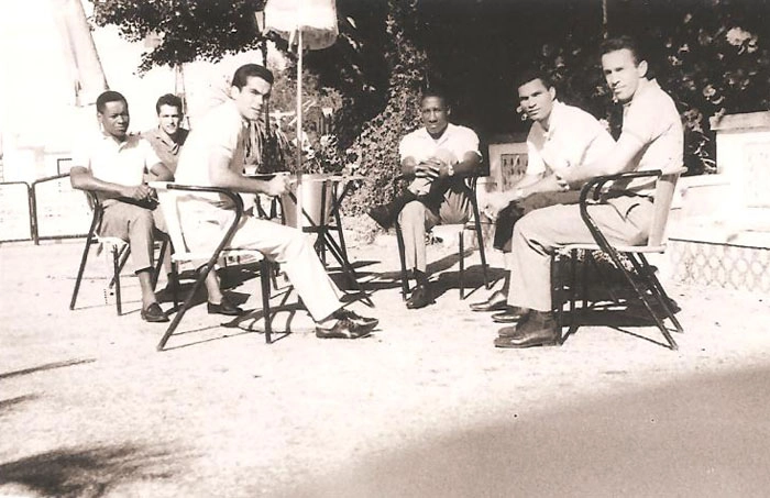 Jogadores conversam ap&oacute;s almo&ccedil;o na concentra&ccedil;&atilde;o da Sele&ccedil;&atilde;o Brasileira. &Agrave; frente, &agrave; esquerda, Rinaldo. Atr&aacute;s dele est&aacute; Sebasti&atilde;o Le&ocirc;nidas. Na sequ&ecirc;ncia, no sentido hor&aacute;rio: Bianchini, Djalma Santos, Manga e Valdir Joaquim de Moraes. Foto: arquivo pessoal de Valdir Joaquim de Moraes
