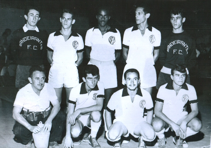 Bandeirantes FC, time de futsal de Muzambinho-MG, em 1959. Em pé: Marco Régis, Lelinho, Camila, Bodinho e Amir. Agachados: Benedito Dino, Biduroto, Chico Capeta e Márcio Luis