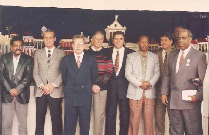 A foto é de 1992, quando o Santos comemorava os 30 anos da conquista do primeiro mundial interclubes, diante do Benfica, de Portugal. Duas vitórias do Peixe: a primeira por 3 a 2, no Maracanã e a segunda por 5 a 2, em pleno Estádio da Luz, em Portugal. Milton Neves apresentou a festa, que homenageou os craques da conquista. Da esquerda para a direita: Coutinho, Gylmar dos Santos Neves, dirigente santista, Mauro Ramos de Oliveira, Oberdan, Geraldino, pessoa não identificada e Mengálvio