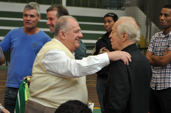 Em 29 de setembro de 2012, na festa de veteranos do Palmeiras, Mustaf&aacute; Contursi se reencontra com Valdir Joaquim de Moraes. Atr&aacute;s, &agrave; esquerda, Reinaldo Xavier e Denys. Foto: Marcos J&uacute;nior/Portal TT
