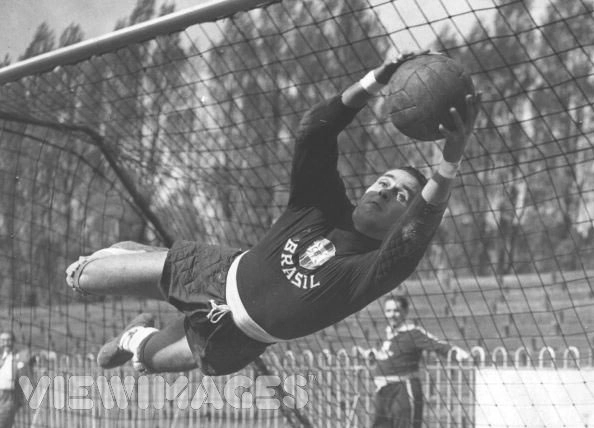 Gylmar dando uma linda ponte durante um treinamento da Seleção Brasileira.