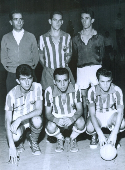 Eles estão na quadra do CEPSAM, no início dos anos 60. Em pé estão o Tenente Megale (pai de Décio Megale), Lelinho e Marco Régis. Os agachados são Biduroto, Tôti e Lucílio