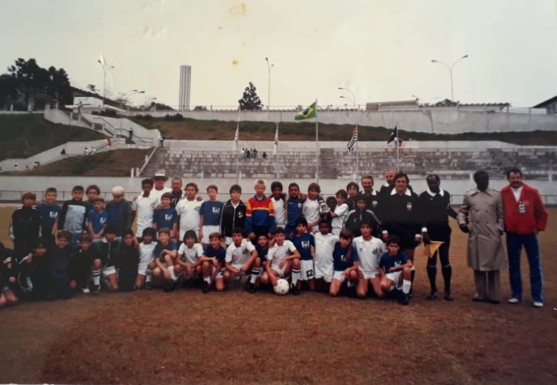 Intercâmbio das equipes de base do Santos FC no Texas, em 1987. Em pé aparece de chapéu o coordenador do evento, Júlio Mazzei, e de blusão vermelho à direita da foto Marcos Falopa