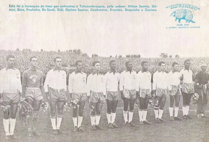 Seleção Brasileira antes de um amistoso contra a Tchecoslováquia, em Praga. Da esquerda para a direita: Nilton Santos, Gylmar, Gino Orlando, Paulinho, De Sordi, Didi, Djalma Santos, Canhoteiro, Evaristo de Macedo, Dequinha e Zózimo. O massagista é Mário Américo