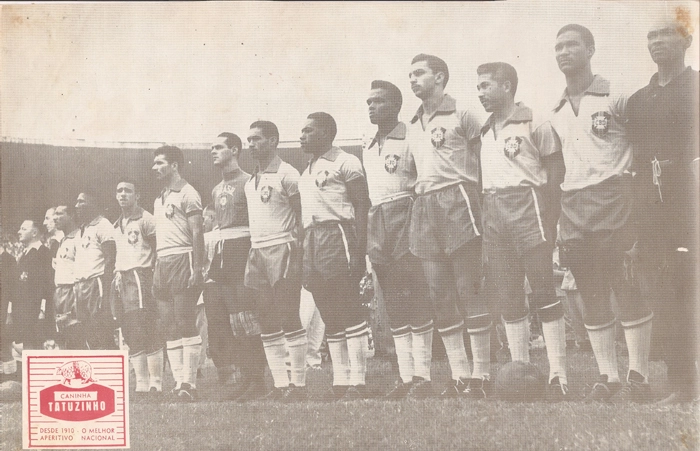 Em 1956, no Maracanã, o Brasil venceu o Uruguai por 2 a 0, com gols de Zizinho e Canário. Em pé, da esquerda para a direita: Djalma Santos, Veludo, Édson, Zózimo, Formiga e Hélio. Agachados: Canário, Ilton Porco, Leônidas da Selva, Zizinho e Ferreira. Reprodução de poster com patrocíniio da Caninha Tatuzinho