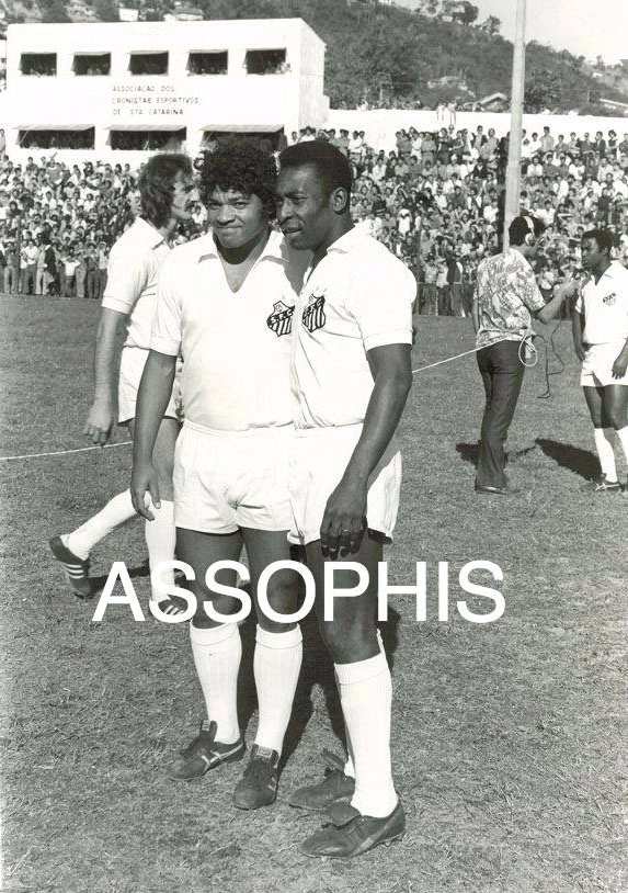 O Santos foi à Florianópolis disputar um amistoso contra o Avaí em 15 de agosto de 1972, no Estádio Adolfo Konder, e venceu por 2 a 1. Alcindo (1945-2016), que está ao lado de Pelé na foto, marcou os dois gols do Peixe e Lica descontou para os catarinenses. Atrás de Alcindo está Orlando Lelé (1949-1999), e à direita, sendo entrevistado, Edu. Foto publicada no Facebook da ASSOPHIS