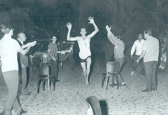 O grande Angu, o número 1 do pedestrianismo do sul de Minas, na São Silvestre de Muzambinho em 1967. Da esquerda para a direita, o primeiro (de costas e camisa branca) é o Dr. Miguel Anechinni, excelente dentista. O terceiro (à frente do Jeep Willys, de camisa listrada) é José Roberto Abdala, o Biduroto. À direita, de camisa branca, está Luis Anechinni, o Lua. E o último é Márcio Vieira Gomes, o Delega, grande incentivador do esporte de Muzambinho