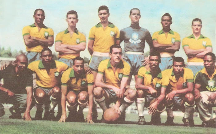 Em 1956, a Seleção Brasileira fez alguns jogos no Velho Continente. Esta imagem é do dia 08 de abril de 1956, quando o Brasil derrotou a Seleção de Portugal por 1 a 0, gol marcado por Gino Orlando (de bicicleta, o primeiro dos três gols que o atacante marcou com a camisa canarinho). Em pé, da esquerda para a direita: Djalma Santos, De Sordi, Nilton Santos, Gylmar, Zózimo e Roberto Belangero. Agachados: o massagista Mário Américo, Sabará, Wálter Marciano, Gino Orlando (apoiando sua mão esquerda sobre a bola), Didi e Canhoteiro