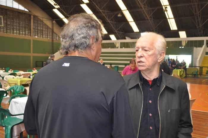 Ronaldo Drummond e Valdir Joaquim de Moraes se cumprimentam em 29 de setembro de 2012, no ginásio alviverde do CT da Barra Funda. Foto: Marcos Júnior/Portal TT