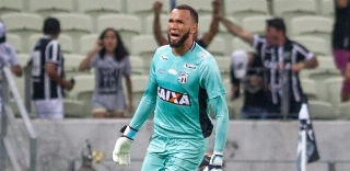 Goleiro Everson, do Ceará, segue nos planos do Grêmio mesmo com renovação

