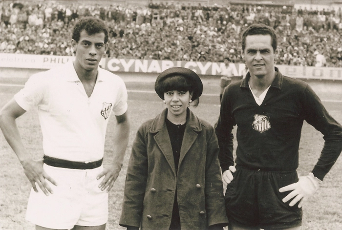 No Morumbi ainda incompleto, Semiramis entre os geniais Carlos Alberto Torres e Gylmar dos Santos Neves. Que imagem fantástica! Foto: arquivo pessoal de Semiramis Teixeira