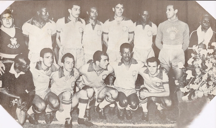 Amistoso contra os tchecos, no Pacaembu, em 08 de agosto de 1956, com vitória brasileira por 4 a 1. Zizinho e Pepe marcaram dois gols cada. Masopust descontou para a Tchecoslováquia. Esta imagem é um registro raro, com Luizinho na Seleção Brasileira, onde atuou em apenas 11 oportunidades. Em pé, da esquerda para a direita: Djalma Santos, Formiga, Edson, Nilton Santos, Zózimo e Gylmar. Agachados: Mário Américo, Canário, Luizinho (sentado na bola, sua marca registrada), Gino Orlando, Zizinho e Pepe 