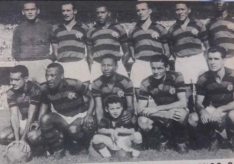 Flamengo em empate de 0 a 0 contra o Vasco, em 1955. Em pé: Garcia, Pavão, Jadir, Tomires, Dequinha e Jordan. Agachados: Joel, Rubens, Indio, Benitez e Evaristo. A foto é da Revista Esporte Ilustrado, 875