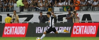 O atual contrato do jogador vai até 2016