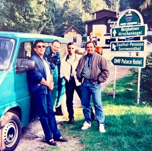 Em 1999, após o GP da Áustria, a caminho de Viena, Galvão Bueno, Flavio Gomes, Claudinho `Macaxeira´e Reginaldo Leme. Foto: arquivo pessoal de Reginaldo Leme