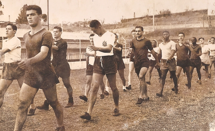 Na fileira de trás, pela ordem: Colombo, Roberto Belangero, Cláudio (o Gerente), dois jogadores não identificados e Souzinha. Na fileira da frente: Nardo, Gylmar (com camisa de jogador de linha), Idário, Julião, Constantino, Ciciá, Diogo e jogador não identificado. Repare que muitos jogadores estão sem meiões. Colaborou, identificando os craques do Timão, o corintianíssimo Waldemar Micheletti