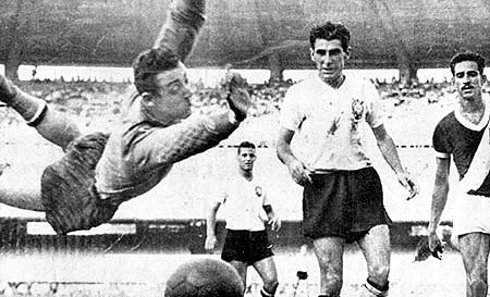 Cabeção voa para evitar o gol do Vasco, no estádio Mário Filho, o Maracanã. Ao fundo está Roberto Belangero. Murilo é o jogador do Corinthians, à frente e Ipojucan é o vascaíno. Notem a camisa de Cabeção, acolchoada no braço