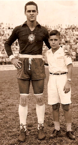 Gylmar com Hélio César Salgado, que tornou-se professor de fisiologia, antes da partida entre Botafogo de Ribeirão Preto e Corinthians, no Estádio Luiz Pereira (Vila Tibério), em Ribeirão Preto, no dia 30 de novembro de 1957. O placar foi 2 a 2, gols de Alemão e Hélio para o time da casa e Zague fez os dois gols corintianos. Na ocasião, o Timão jogou com Gylmar, Idário e Olavo; Benedito, Walmir e Oreco; Cláudio, Paulo, Zague, Rafael e Boquita. O time alvinegro foi dirigido por Oswaldo Brandão, segundo informações do Almanaque do Timão, de Celso Unzelte. Foto enviada por Edson Liberti