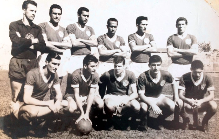 Veja outra foto rarissíma, de 25 de novembro de 1962, em Bauru-SP, o Palmeiras venceu por 1 a 0, gol de Américo Murolo. Na imagem em pé: Valdir Joaquim de Moraes, Waldemar Carabina, Aldemar, Zequinha, Zequinha II e Geraldo Scotto. Agachados: Julinho Botelho, Norberto, Américo Murolo, Hélio Burini e Gildo. Foto Arquivo família Safioti